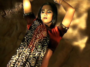 Karishma In Sari Seductive Dance