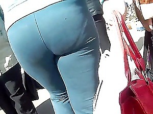 Old woman shaking big ass in sweat pants